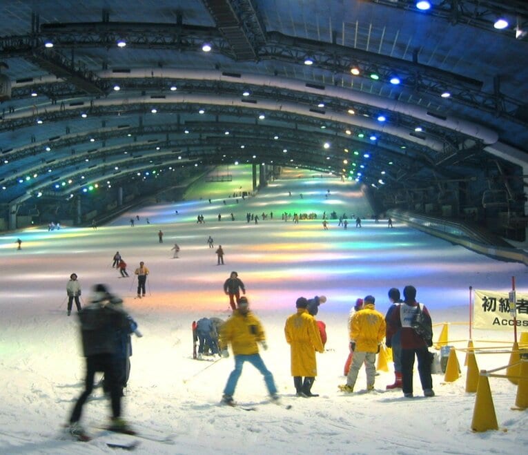 閉鎖した世界最大級の屋内スキー場「ザウス」（1993～2002年）　©KYODO