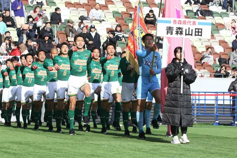 開会式では青森の名産りんごを手に入場した青森山田イレブン。初戦は31日、激戦区・福岡を勝ち進んできた飯塚高と対戦する　©︎Takahito Ando