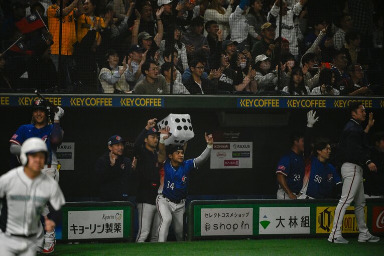 プレミア12、選手の出迎えもサイコロで！　©Nanae Suzuki