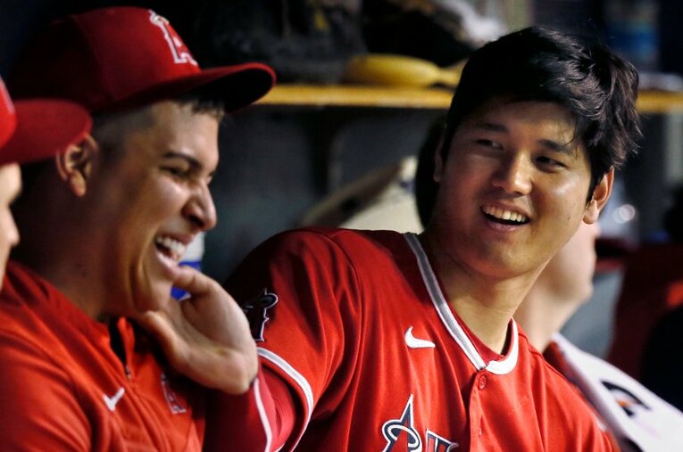 チームメイトのホセ・スアレスにベンチでちょっかいを出し笑う大谷　©Getty Images