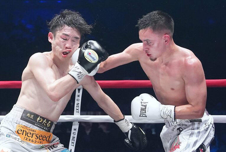 寺地拳四朗の「入り際」で右を狙い、的確にヒットさせるサンドバル　©Naoki Fukuda