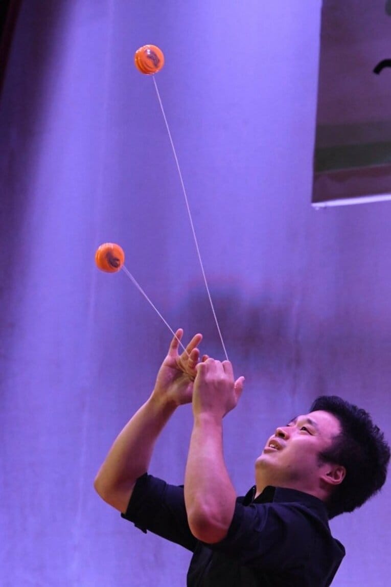 「体育館裏、彫刻刀で左腕を…」マイケルや金正恩に技を披露した大道芸人が壮絶イジメ体験を中高生に伝える理由《中3で渡米、17歳でW杯》(17)