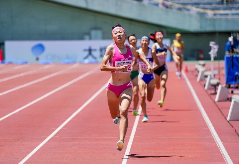 この大会3本目のレースとなった800mでは圧勝も、さすがに疲労の色も見えた　©Satoshi Wada　