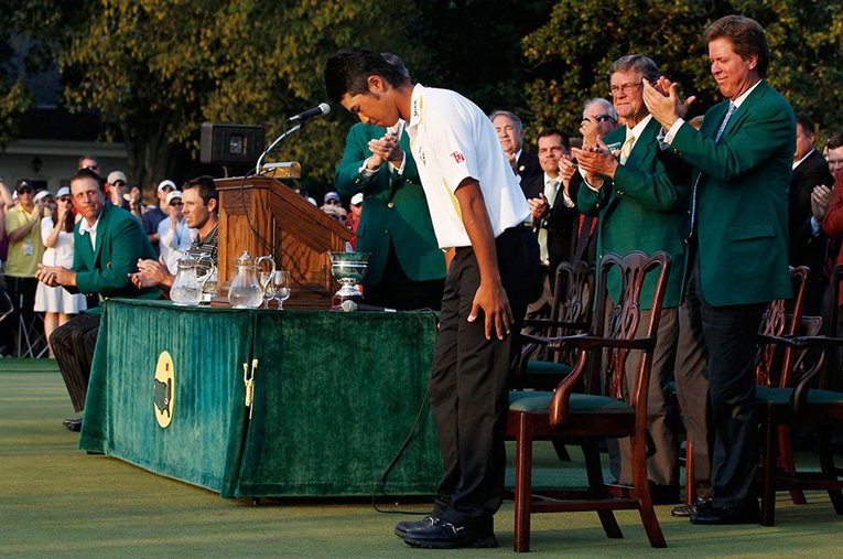 スタンディングオベーションにお辞儀で応える当時19歳の松山英樹　©︎AFLO