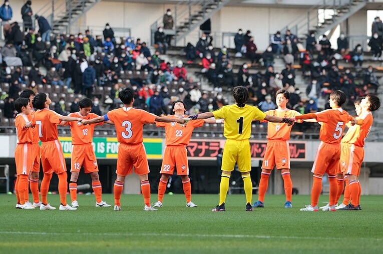 11年ぶりに選手権の舞台に帰ってきた徳島商業。初戦で強豪・静岡学園に敗れたものの、OBたちの思いが詰まったユニフォームを着てピッチに立った ／ photograph by AFLO SPORT