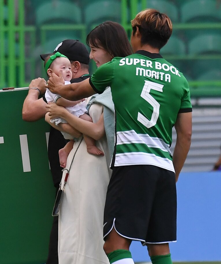 今年2月に長女が誕生。妻の藤阪れいなさんと、スポルティングのホームスタジアムで（7月撮影）　©Getty Images