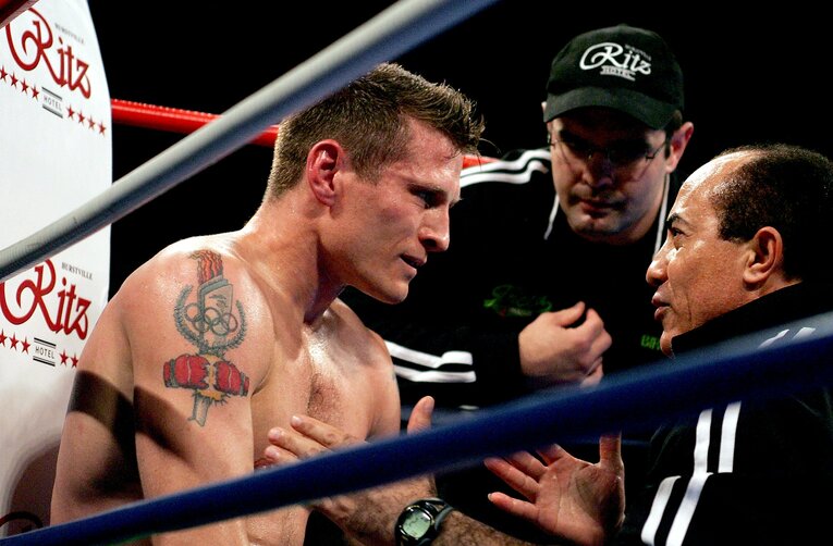 オーストラリア人ボクサー、ダニー・グリーンのセコンドにつくサラス（2005年撮影）　©Getty Images