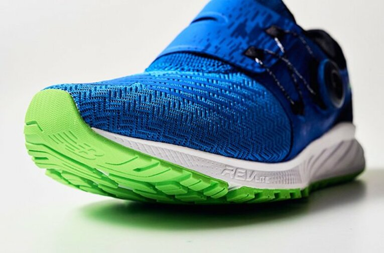 つま先の巻上げは通常10～15度だが、このフューエル コア ソニックは20度！　そのおかげで、楽に前に進むことが出来る。