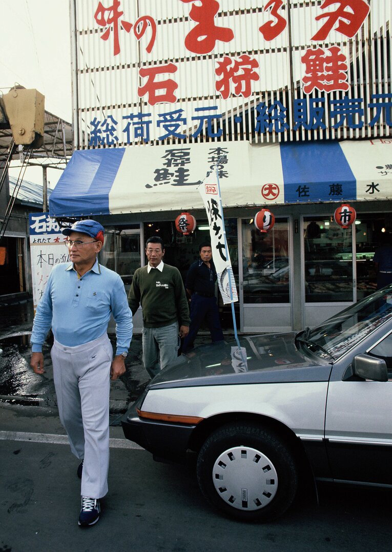 土産物屋を覗く川上哲治さん©︎BUNGEI SHUNJU