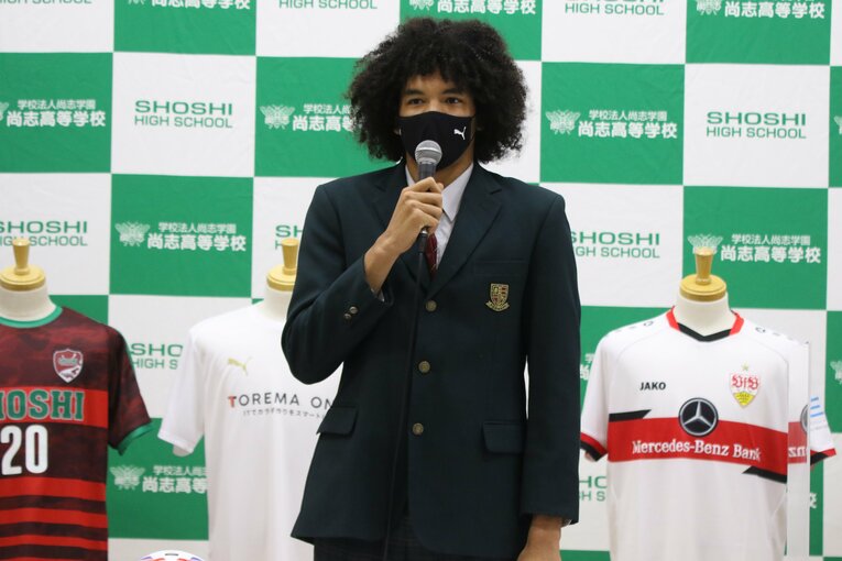 シュツットガルト加入内定会見に出席するチェイス・アンリ　©︎Takahito Ando