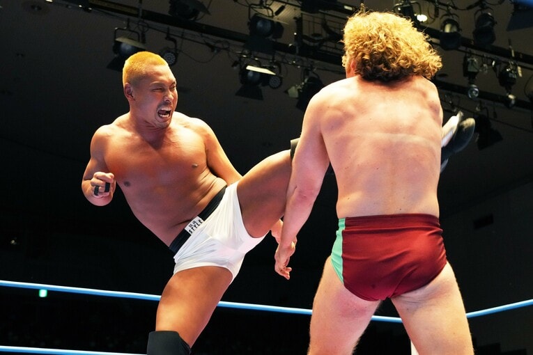 チャーリー・デンプシーにキックを見舞う　©Essei Hara