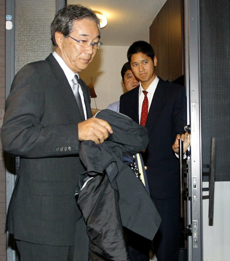 指名挨拶のため大谷家を訪問した山田正雄GM（当時）を見送る大谷（右）©︎SANKEI SHIMBUN