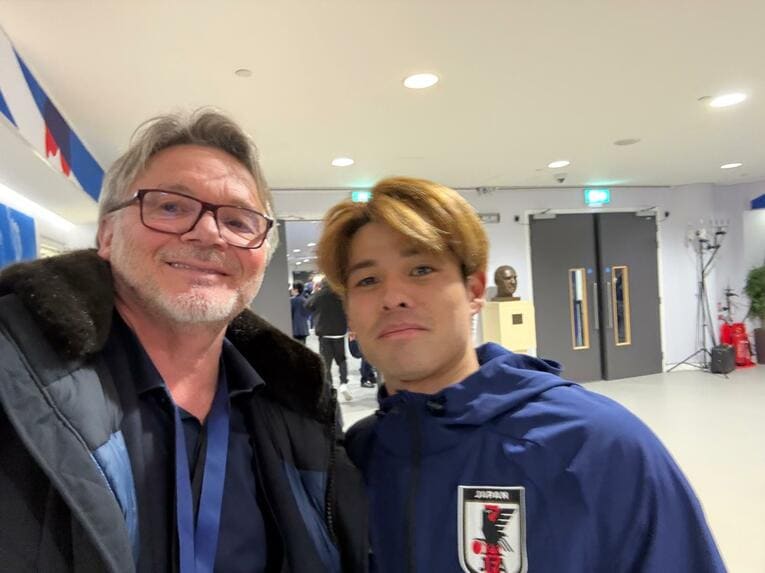 【ウェンブリー、テレビに映らなかった日本代表レア写真】ザッケローニと佐野海舟の2ショット（写真は右に続きます）　※トルシエ氏提供