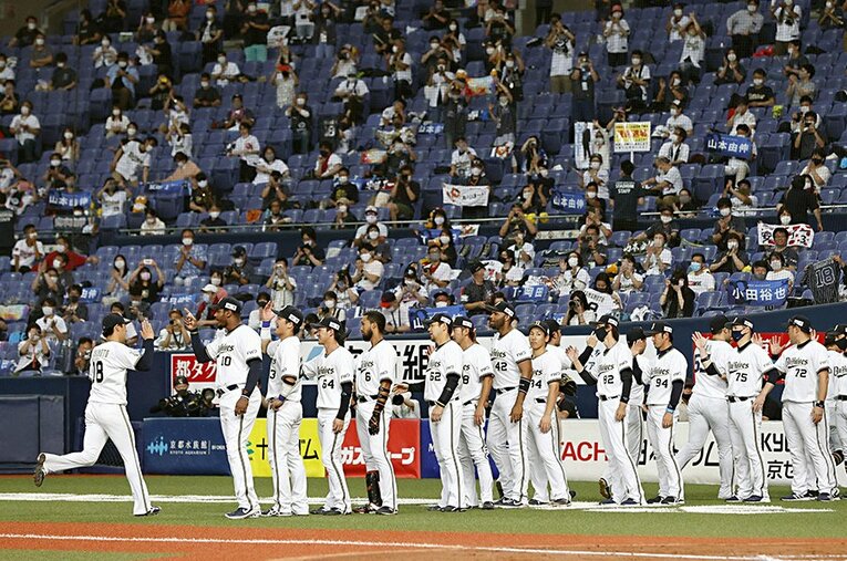 山本由伸の好投で勝利したオリックスに拍手を贈るファン。京セラドーム大阪での5000人の光景には野球の原点があった ／ photograph by Kyodo News