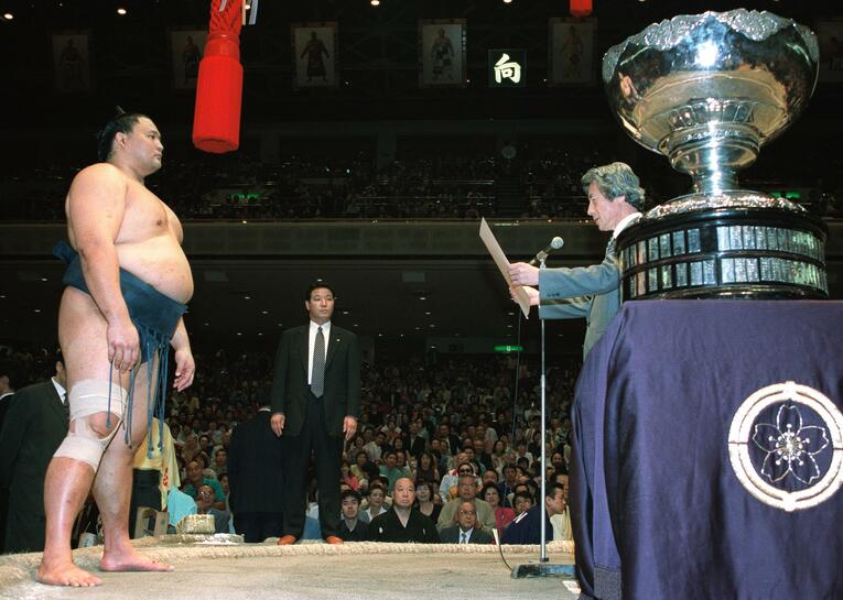小泉純一郎首相（当時）から内閣総理大臣杯を受け取る貴乃花。「痛みに耐えてよく頑張った！ 感動した！」は流行語に　©JIJI PRESS