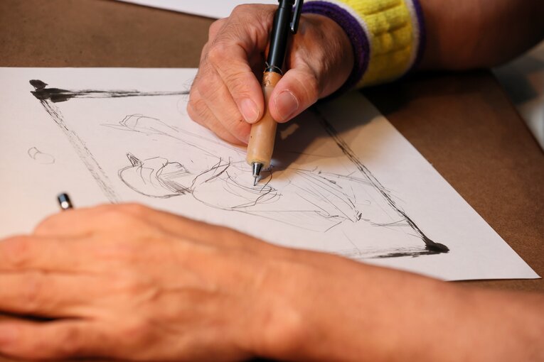 目を見張る速さで佐藤輝明の姿を描いていく　©Shigeki Yamamoto