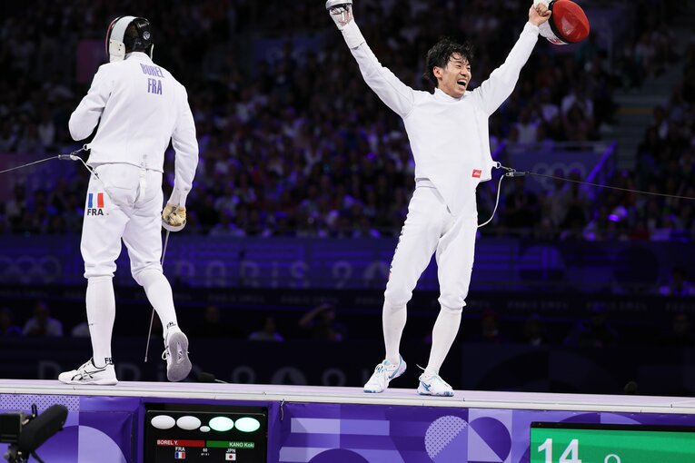 男子エペ個人決勝、加納虹輝vs.ヤニック・ボレル　©JMPA