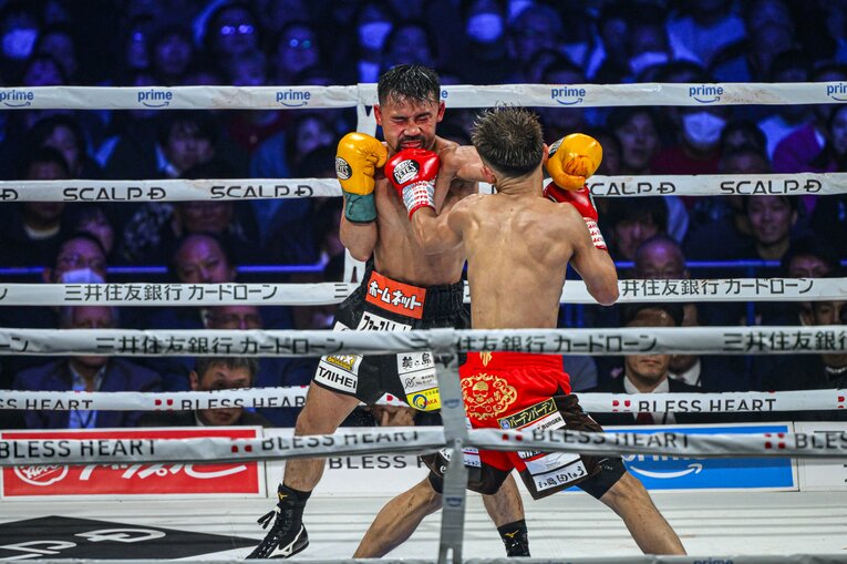 堤聖也vs.比嘉大吾。2月24日、有明アリーナ　©Takuya Sugiyama