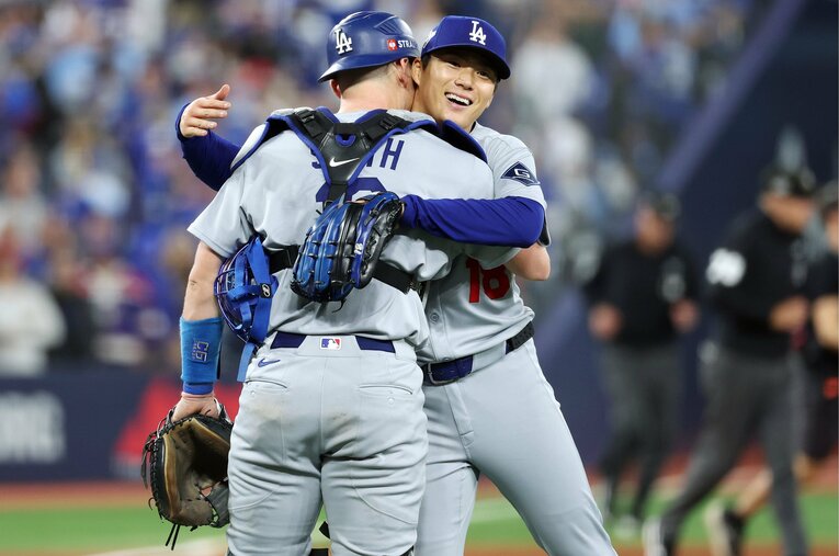 ポストシーズン2試合連続の完投勝利を挙げた山本。個人として素晴らしいのみならず、チームにとっても1勝以上の価値ある勝利、と小早川氏は激賞した　©Getty Images