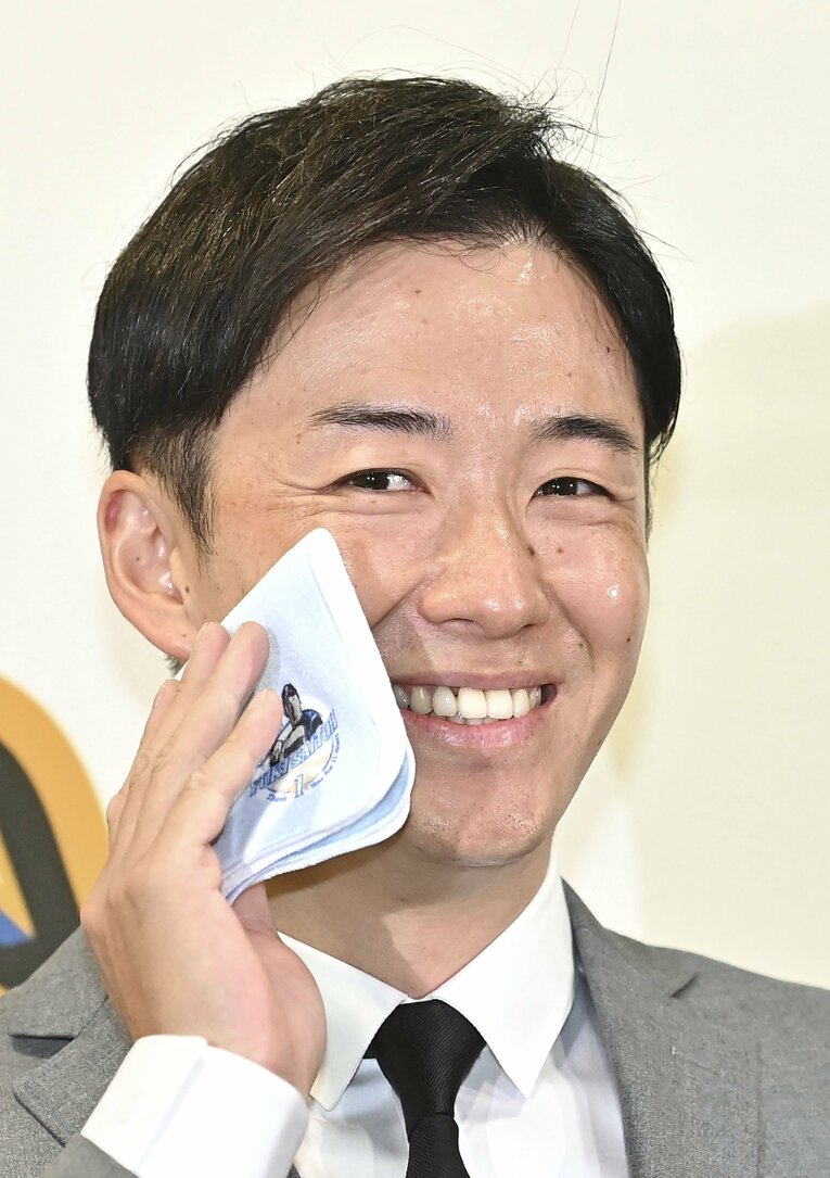 引退会見に臨んだ斎藤佑樹　©︎KYODO