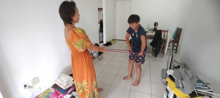 母と子が日課とする自宅での筋トレ　※家族提供