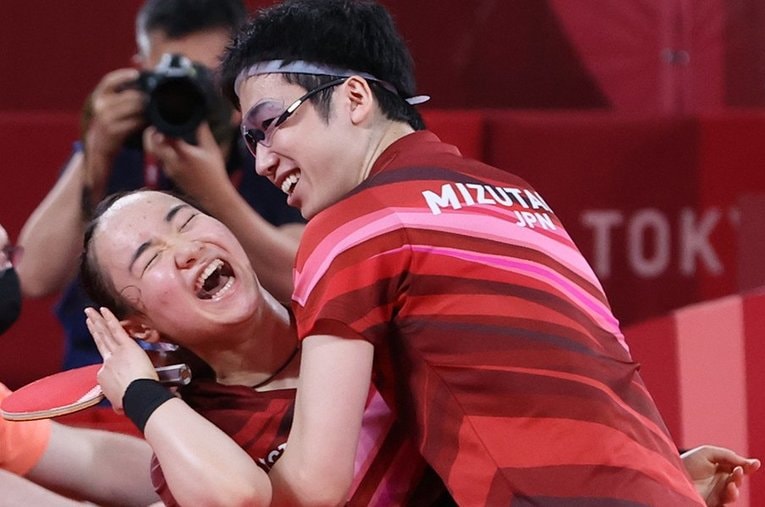 混合ダブルス決勝で中国の許昕・劉詩雯組を破った水谷隼・伊藤美誠組。試合後のハグも話題になった ／ photograph by JIJI PRESS