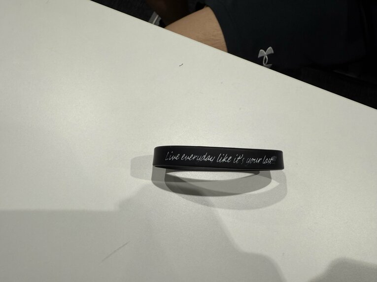 ブラスウェル前HCを偲んで実際に選手やスタッフが身に着けているリストバンド　©Yusuke Mimura