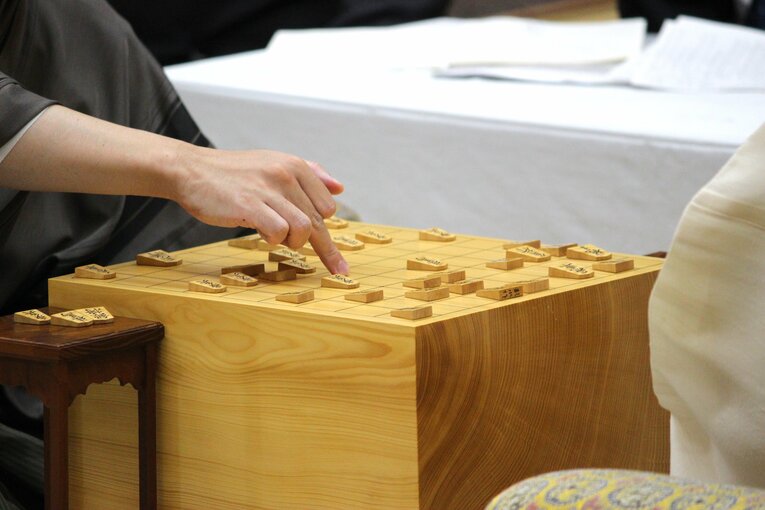 感想戦で終盤の局面を検討する両対局者　©Number Web