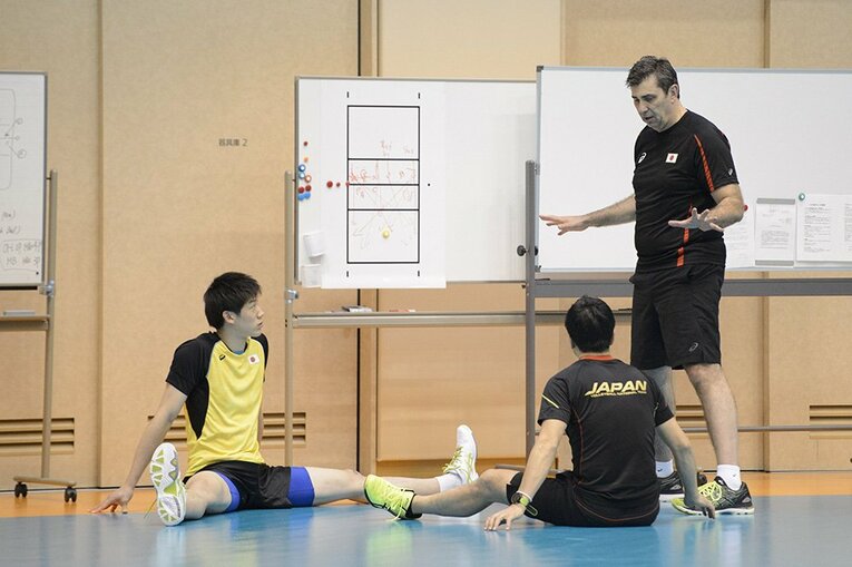 ブラン監督（当時コーチ、2017年）の言葉に耳を傾ける石川祐希 ／ photograph by Asami Enomoto