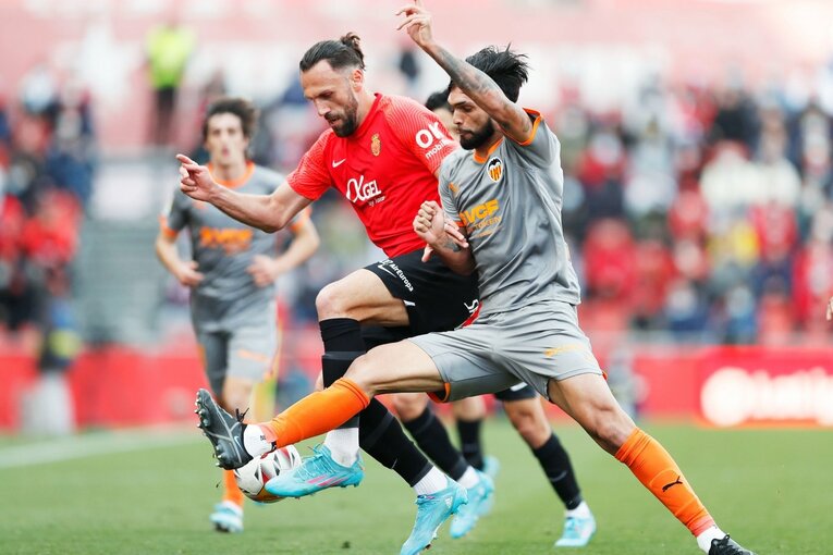 久保建英が“不可解判定”に怒った！ ラフプレーに抗議→イエローも…「バモス！クボ」とファンが信頼する理由〈撮影者の視点〉(35)