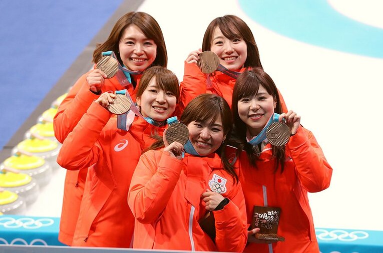 （前列）吉田知那美（2列目左から）鈴木夕湖、吉田夕梨花（3列目左から）本橋麻里、藤澤五月 ／ photograph by Ryosuke Monju/JMPA