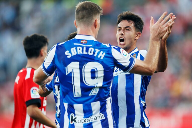 久保建英、ソシエダ同僚に「次は頼むよ」とウインク… カメラマンが収めた“1ゴール1アシスト＋余裕・信頼度アップの決定的瞬間”(18)