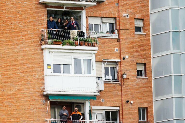 ベランダから試合を観戦するサポーターの姿も　©Daisuke Nakashima