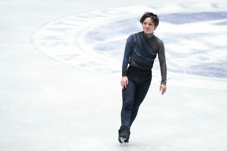 NHK杯SPで演技を行う宇野昌磨