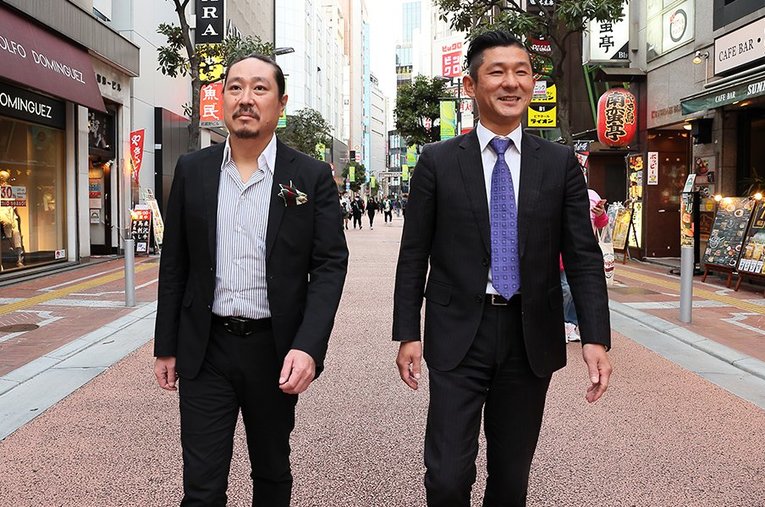 昨年結成20周年を迎えた笑い飯の西田幸治（47歳、左）と哲夫（46歳） ／ photograph by Shigeki Yamamoto