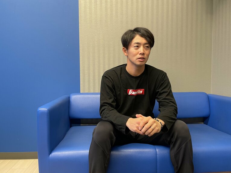 インタビューに応じる谷内亮太