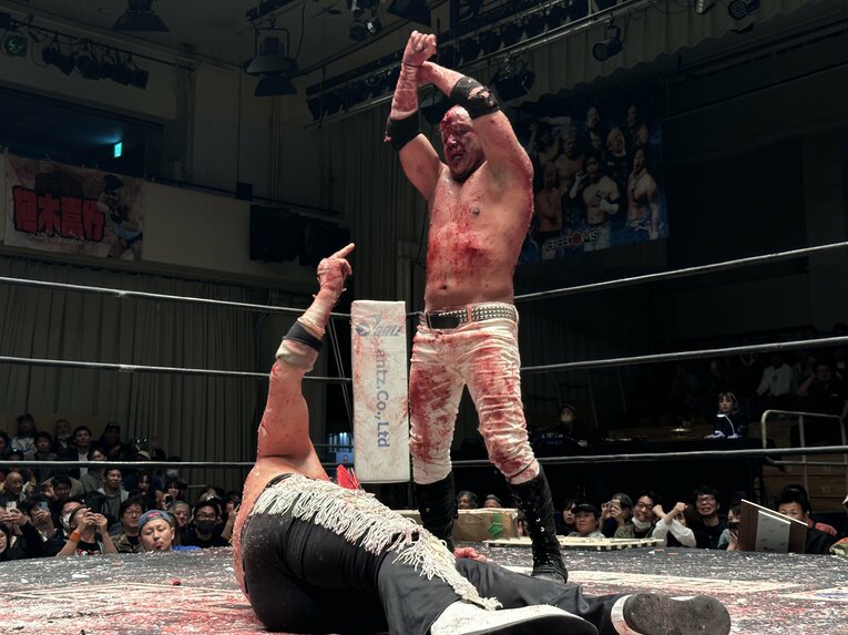 スワイプすると「エル・デスペラードvs葛西純」など激闘写真をご覧になれます　©Norihiro Hashimoto