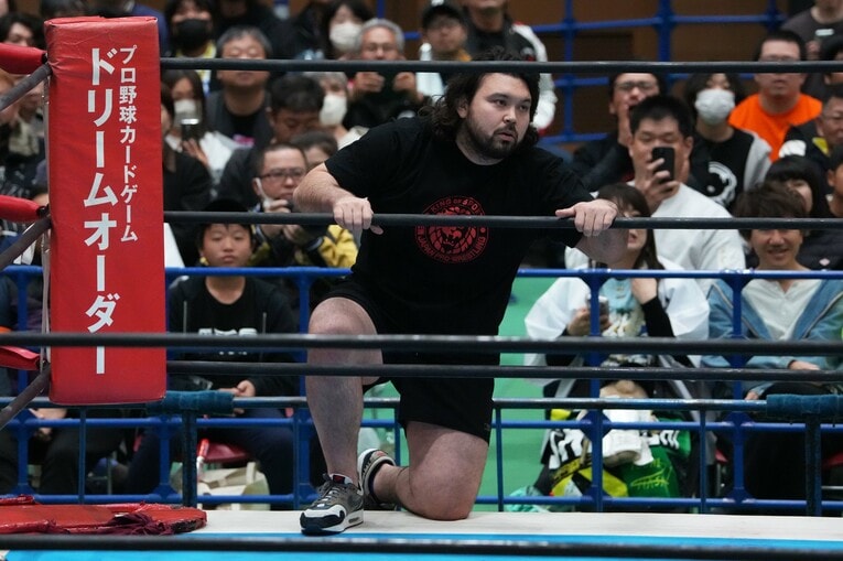 エプロンに上がるウルフアロン　©Essei Hara