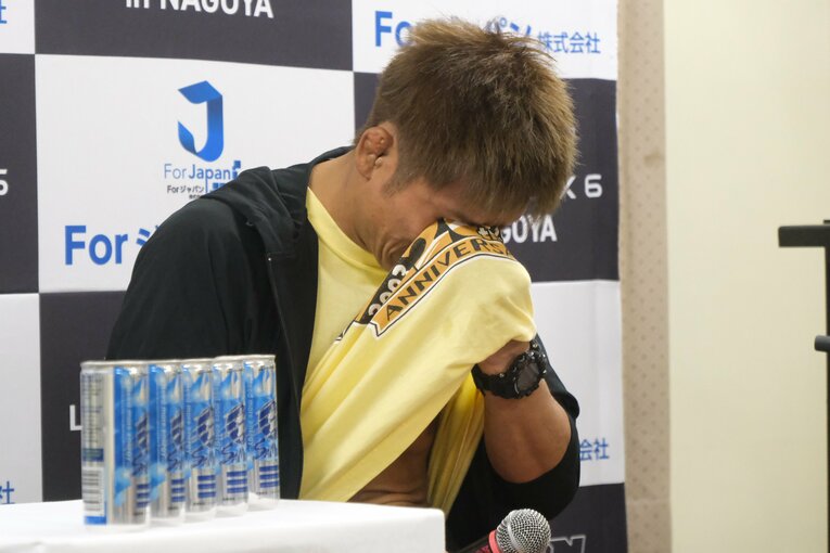 試合後のコメント中、何度もTシャツで涙を拭った所　©Norihiro Hashimoto