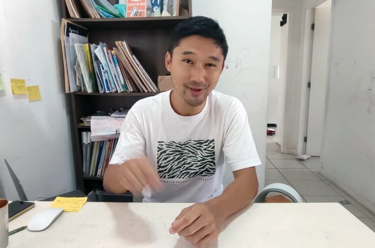 取材に応じる夫・陽樹さん　©Hiroaki Sawada