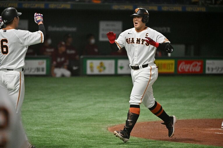 交流戦二冠に輝いた岡本©Hideki Sugiyama