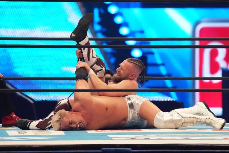 ブライアン・ダニエルソンがオカダ・カズチカをグラウンドで絞めあげる　©Essei Hara