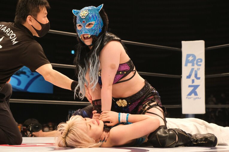 満面の笑みでなつぽいの首を絞める