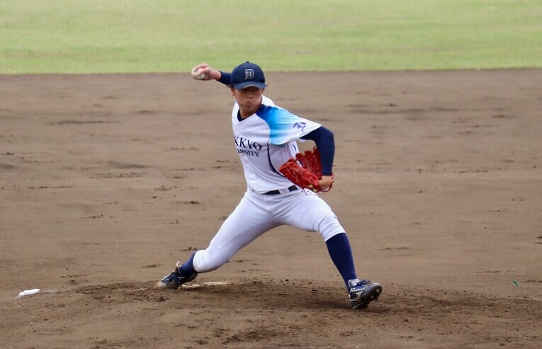 力強いボールを投げ込む獨協大・織田　©Mamu Takagi