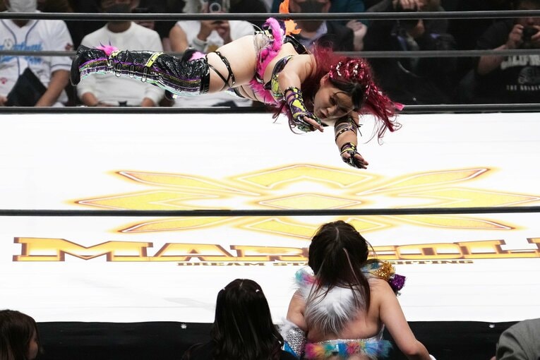 いきなりトペを放つイヨ・スカイ　©Masashi Hara