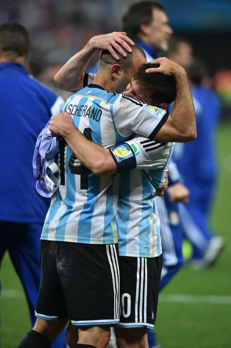 マスチェラーノとメッシ　©JMPA