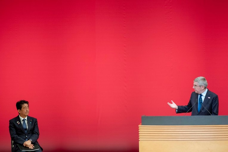 東京五輪1年前セレモニー（2019年7月）で安倍前首相と　©Getty Images　