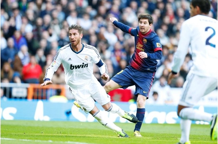 《メッシとロナウド不在の寂しさ》カメラマンが見たクラシコの新風景　17歳ガビや仲良しバルサ＆レアルサポ、殊勲ビニシウスへの“罵倒”(49)