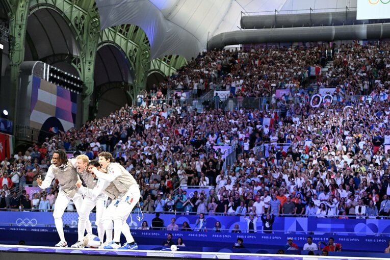 大声援に後押しされて銅メダルを獲得した、フェンシング男子フルーレ団体戦フランスチーム　©Naoya Sanuki/JMPA
