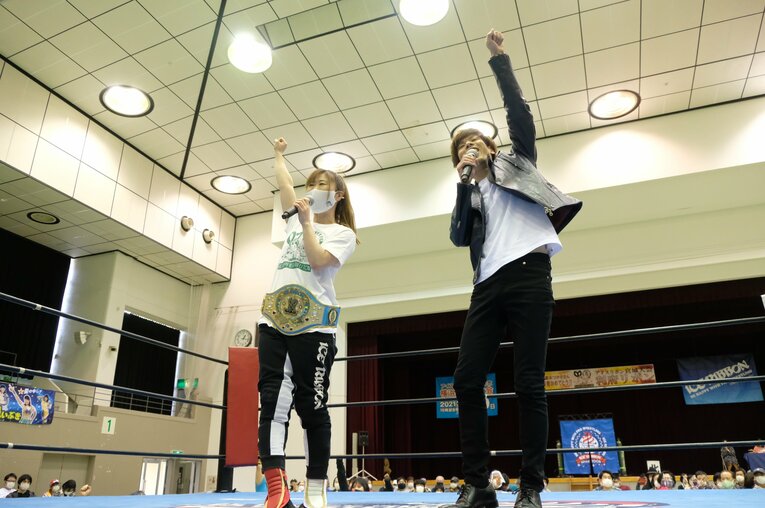 シンガーソングライターの翼tasku（右）も駆けつけた